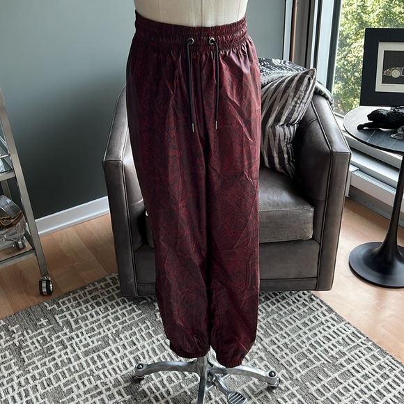 New Women's Nike Python Print Jogger Pants Size XL - Picture 2 of 6